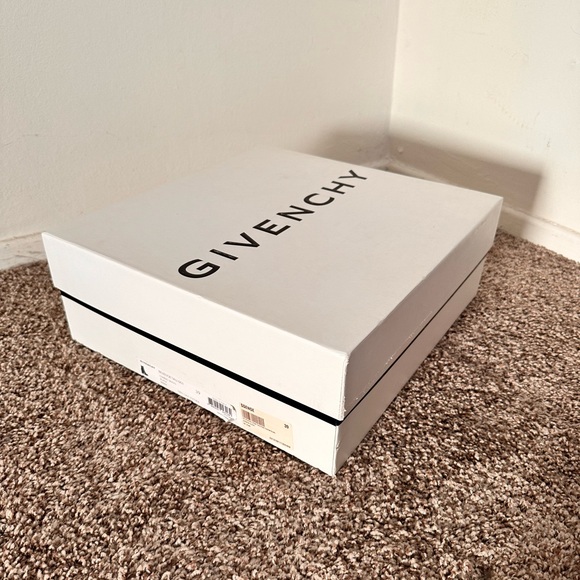 Empty Givenchy box - Picture 2 of 7
